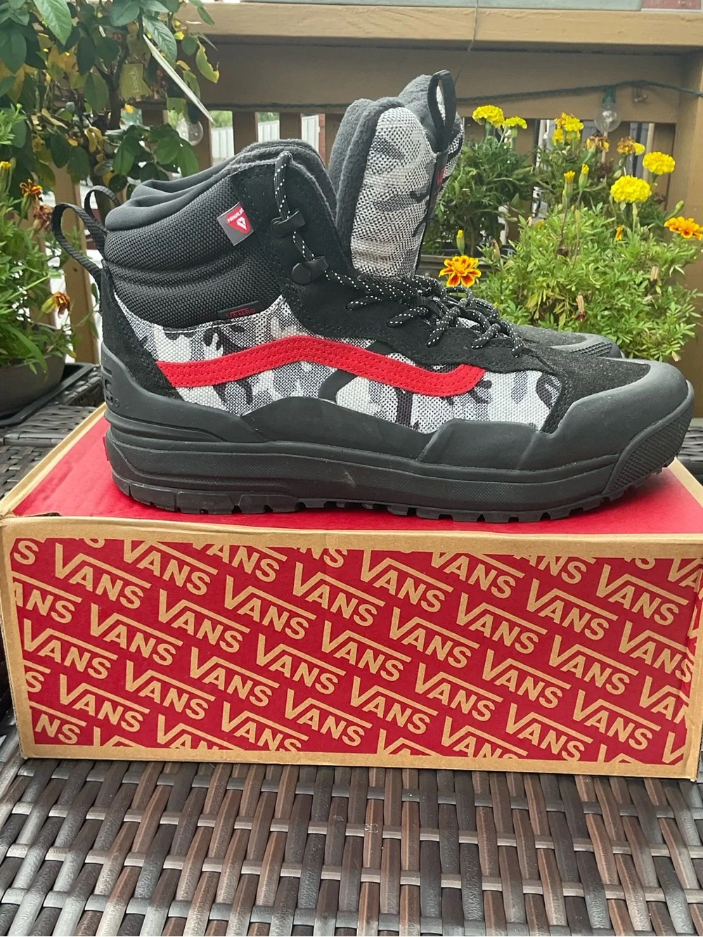 Vans UltraRange Exo Hi MTE-2 Arctic Camo Black Red Primaloft Boots.Men’s 11.5.